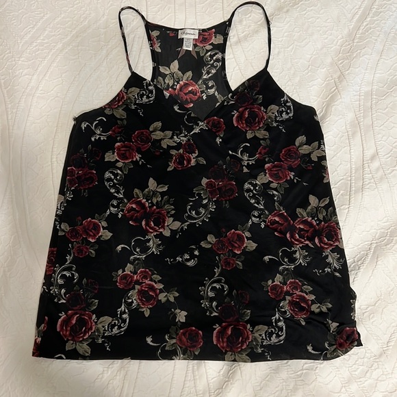 Floral going out top. Vneck size small - Picture 1 of 1